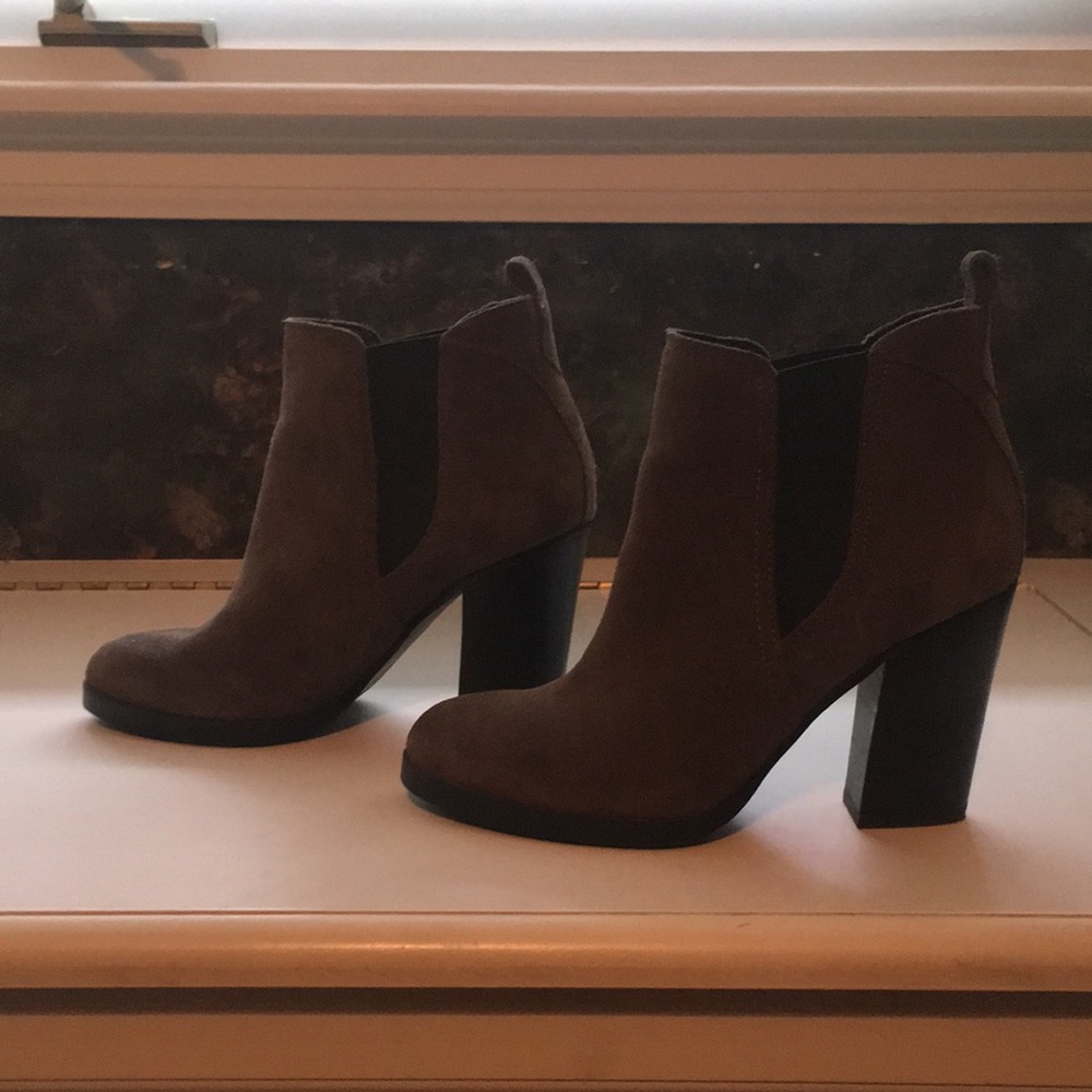 Marc Fisher Size 6 Charcoal Color, Suede Heeled B… - image 3